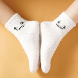 Calcetines de terciopelo de visón para mujer Otoño Invierno terciopelo grueso cálido todo-fósforo blanco peludo dibujos animados bordado expresión Calcetines - Product Image 3