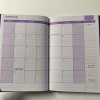 Agenda hebdomadaire A5 en gros, personnalisé, à trois volets, couverture rigide en PU, avec logo estampé à chaud doré, fermeture magnétique, violet