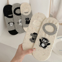 Chaussettes invisibles légères en coton pour femmes avec motif de chien de dessin animé et design bicolore, sans coutures.