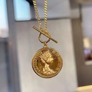 สร้อยคอทองคำ 18K ยี่ห้อซินฟลาย รุ่นวินเทจ ลายเหรียญพระราชินีเอลิซาเบธ พร้อมจี้สองด้านและตัวล็อกแบบ OT เหมาะสำหรับงานแต่งงานหรือเป็นของขวัญ - Product Image 5