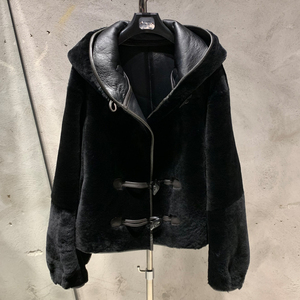 Veste Courte <span class=keywords><strong>Femme</strong></span> Noire en Peau de Mouton avec Boucle, <span class=keywords><strong>Capuche</strong></span> et Bordure en Cuir, Manteau d'Hiver - Product Image 1