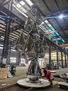 Scultura Moderna per Parchi: Grande Statua in Acciaio Inox a Goccia d'Acqua Lucidata a Specchio, Arte Metallica per Paesaggi Esterni - Product Image 2