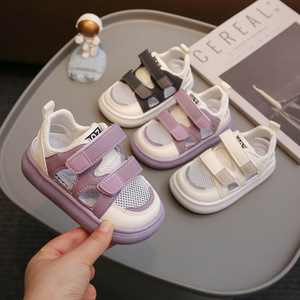 Sandales d'été tendance pour enfants : Chaussures de marche style plage, couleur unie, antidérapantes, en maille et similicuir pour filles et garçons - Product Image 1