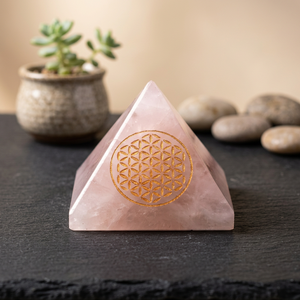 Pyramide de guérison en quartz rose Arbre de Vie - Pierre précieuse sculptée et gravée Feng Shui, décoration d'intérieur de forme libre, cadeau d'amour écologique, Gujarat - Product Image 3