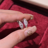 Ensemble de clips d'oreille de luxe haut de gamme européens élégants, super brillants, carrés, en oxyde de zirconium, design de niche, style doux et cool