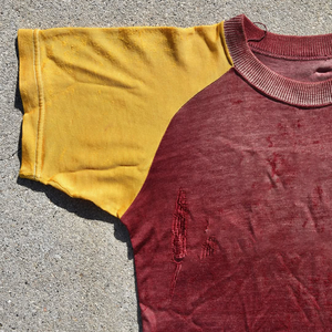 T-shirt da <span class=keywords><strong>uomo</strong></span> in cotone a manica corta con maniche raglan personalizzate, effetto lavato e distressed, ricamo a catena, vestibilità <span class=keywords><strong>slim</strong></span> e colletto a costine spesse - Product Image 4