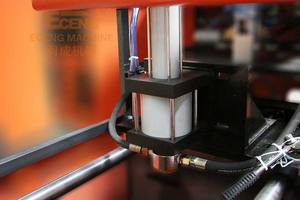 Machine de soufflage de bouteilles <span class=keywords><strong>d</strong></span>'<span class=keywords><strong>eau</strong></span> en plastique PET Eceng à deux étapes semi-automatique de <span class=keywords><strong>18</strong></span> <span class=keywords><strong>litres</strong></span>, 19 <span class=keywords><strong>litres</strong></span>, 20 <span class=keywords><strong>litres</strong></span>, <span class=keywords><strong>pour</strong></span> la fabrication de bouteilles de 5 gallons - Product Image 4