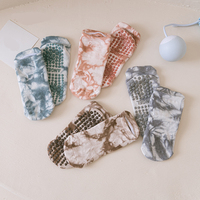 Chaussettes de yoga Pilates teintes par nœud personnalisées OEM Chaussettes de sport antidérapantes pour femmes Chaussettes quatre saisons en coton à tube court Fitness Pilates Grip