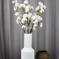 Nouvelles branches de fleurs de cerisier en soie en gros, 4 branches, fleurs de cerisier artificielles pour la décoration d'événements de mariage