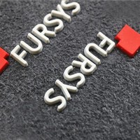 Étiquettes en silicone en relief en caoutchouc 3D épaisses, durables et lavables personnalisées pour les vêtements
