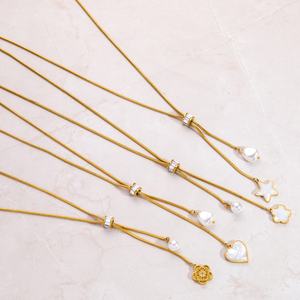 Collier pendentif plaqué or avec chaîne coulissante réglable, breloques en nacre (coeur, étoile, trèfle, fleur) et perle, bijoux dorés - Product Image 3