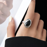 Bague ouverte minimaliste rétro avec pierre noire et détail géométrique pour femme, finition métal antique, bijou ajustable