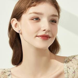 Boucles d'oreilles clous en métal argenté, motif poupée de dessin animé, avec motif Stitch noir, antennes rouges et yeux en X, style gothique mignon, unisexe, bijoux de mode pour fête - Product Image 3