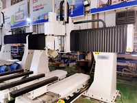 Centre d'usinage CNC 5 axes pour la production de meubles en bois massif avec tiges transversales, perçage et fraisage
