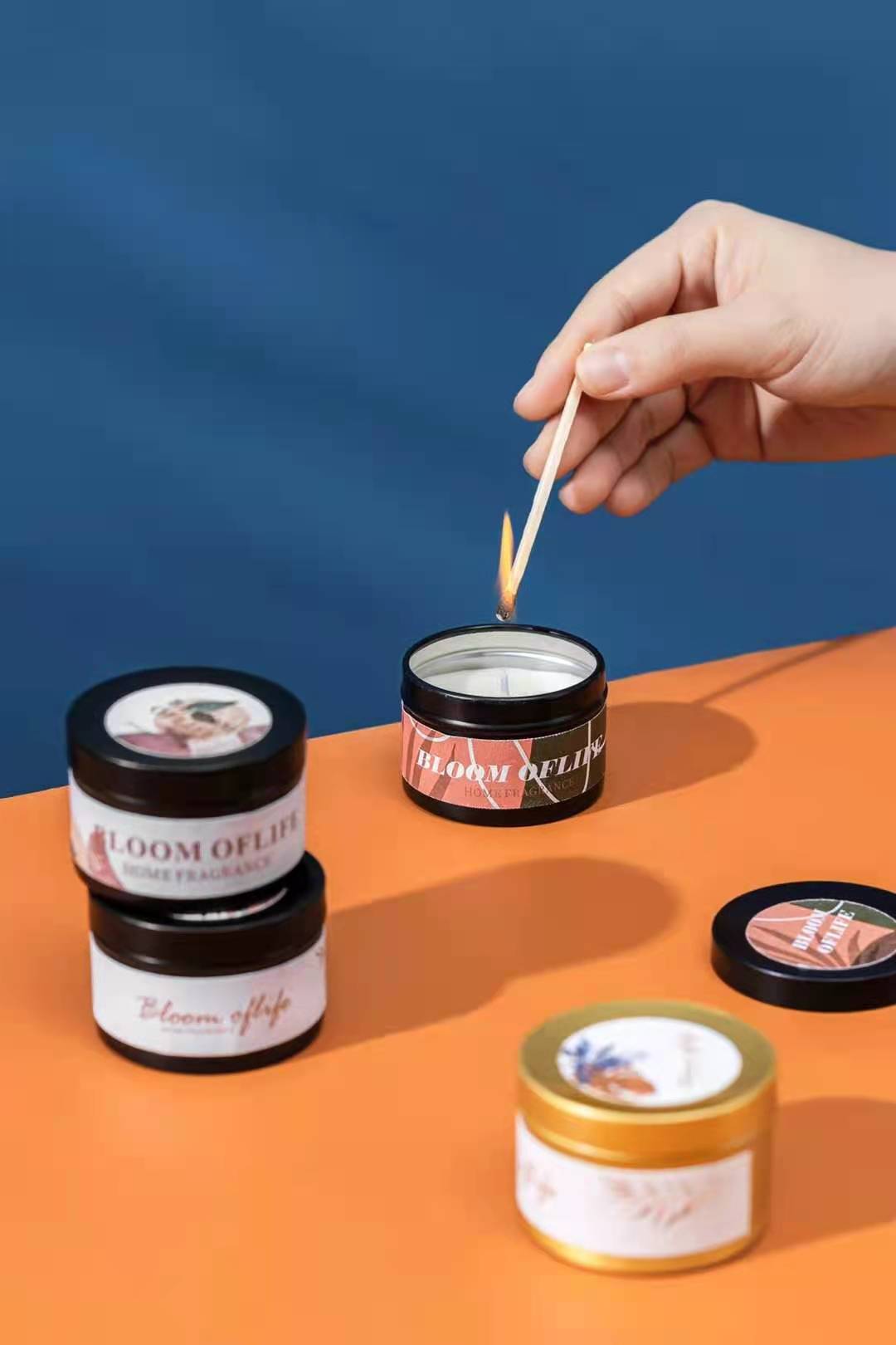 La sucrerie faite sur commande d'anniversaire a flairé Tin Candles des bidons de 6 onces avec des couvercles 4