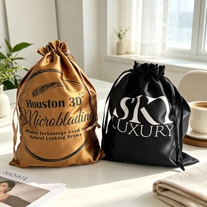 Bolsas de satén dorado mate con cordón, con logo negro impreso, para empaque de cosméticos, joyería, cabello, pelucas y accesorios. - Product Image 1