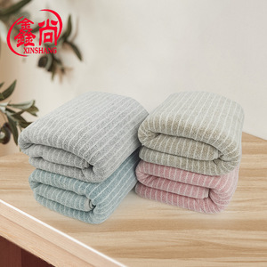 Serviette de bain en polaire corail Xinshang 70x140cm, rayée, absorbante, séchage rapide, serviette de plage rectangulaire, couleur unie - Product Image 3