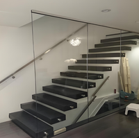 Escaliers flottants élégants DB: Designs modernes avec verre et bois