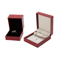 Boîte cadeau rigide en carton rouge pour bijoux avec fermeture magnétique, logo personnalisé en relief, papier recyclé pour bague et collier