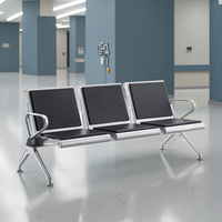 Chaise d'infusion compacte et moderne à 3 places en acier – Solutions de sièges pour l'hôtellerie, les écoles et les collectivités (ventes en gros)