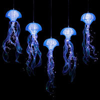 Luminaires suspendus effet méduse scintillante pour estomper les reflets des plafonds acoustiques carrelés, idéaux pour les boutiques de vêtements de marié et les présentoirs de sol pour les fêtes.