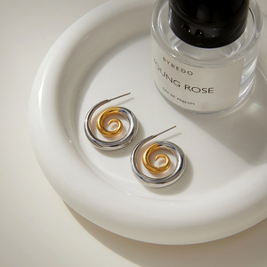 Pendientes de Aro Geométricos de Acero Inoxidable en Tono Plateado y Dorado para Uso Diario - Product Image 4