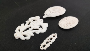 เข็มกลัดลายดอกไม้แกะสลักด้วยมือจากเขาสัตว์ ขอบเจาะ ชุบทอง เหมาะสำหรับงานแต่งงาน งานเลี้ยง และเป็นของขวัญ เครื่องประดับตกแต่งเสื้อผ้าและงานฝีมือ - Product Image 5