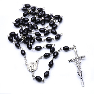<span class=keywords><strong>Collana</strong></span> <span class=keywords><strong>Rosario</strong></span> Cattolico con Crocifisso, Perle Ovali Bianche e Nere Fatte a Mano, per Matrimoni e Cerimonie Religiose - Product Image 2