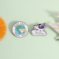 Épingles en émail « Travail dure, voyage dure » : avion en papier, thème aventure, broche de revers, vente en gros