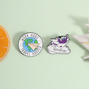 Spille in Smalto 'Work Hard Travel Harder', Tema Avventura con Aeroplano di Carta, Spilla da Bavero all'Ingrosso - Product Image 2