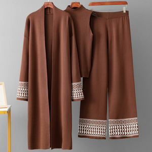 ชุดลำลองมุสลิมแบบเรียบร้อยสำหรับฤดูใบไม้ผลิ ชุด 3 ชิ้น เสื้อคลุมคาร์ดิแกนคุณภาพสูง กางเกงทรงปกติ ชุดเซ็ตสวยหรูสำหรับผู้หญิง ความยาวเหนือเข่า - Product Image 1