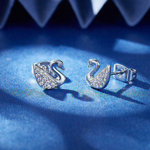 Orecchini a bottone in argento nuotato classico e classico Best-seller con forma arrotondata in platino placcato rodio con anniversari - Product Image 4