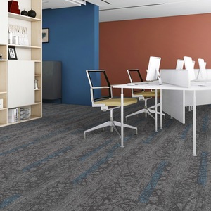 กระเบื้องพรมแบบโมดูลาร์ โพลีโพรพิลีน แผ่นรองพื้น PVC กันลื่น เป็นมิตรกับสิ่งแวดล้อม ป้องกันคราบสกปรก ลายทาง สำหรับทางเดินโรงแรม - Product Image 4