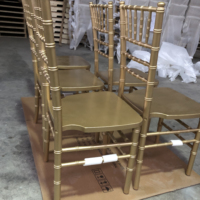 Chaise Chiavari en bois massif doré empilable pour restaurant, mariage, traiteur, banquet, hôtel – Vente en gros populaire