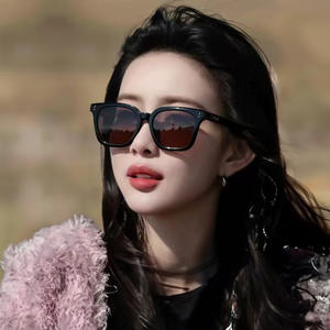 Lunettes de soleil unisexes, monture noire, lentille en polycarbonate, protection UV400, type 3, style tendance pour une utilisation en extérieur - Product Image 3