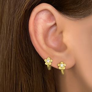 Pendientes Coreanos Chapados en Oro de 18K con Circonita Cúbica, Pendientes Huggie con Diseño de Flor para Mujer - Product Image 6