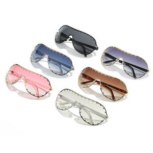 Nouvelle Arrivée Rivet Shades Décoration Femmes Mode Lunettes De Soleil Polarisées De Luxe Design Lunettes De Soleil - Product Image 1