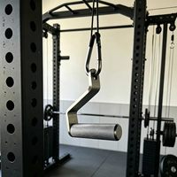 Poignée ergonomique en acier inoxydable pour machine à câble, accessoire de traction pour système de câbles de gym, idéal pour les exercices de pulldown latéral et de rame.