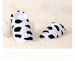 Chaussons d'intérieur en mousse à mémoire de forme douce et moelleuse pour femme, avec décorations en forme de cœur, semelle extérieure en TPR, chaussures chaudes pour l'hiver - Product Image 4