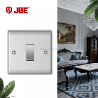 Interruptor de 1 Vía y 1/2 Posición, Estándar Británico, 10A 250V, Acero Inoxidable, Clasificación IP20, Fácil Instalación, para Hogar y Oficina, Enchufes y Tomas de Corriente