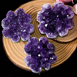 Venta al por mayor de cristales naturales de amatista púrpura en forma de trébol para meditación y decoración del hogar - Product Image 1