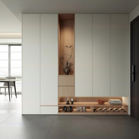 Meuble à chaussures haut de gamme sur mesure avec espace de rangement dédié pour bottes, idéal pour les entrées de villas de luxe, pour bottes longues et chaussures en cuir