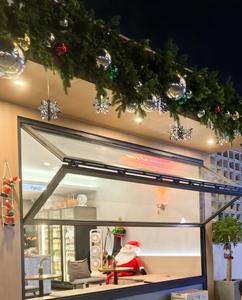 Porte coulissante pliante moderne VOBO Avant <span class=keywords><strong>Garde</strong></span> Aero Triple sans cadre en alliage d'aluminium et acier inoxydable, synchronisée pour l'extérieur des hôtels - Product Image 2