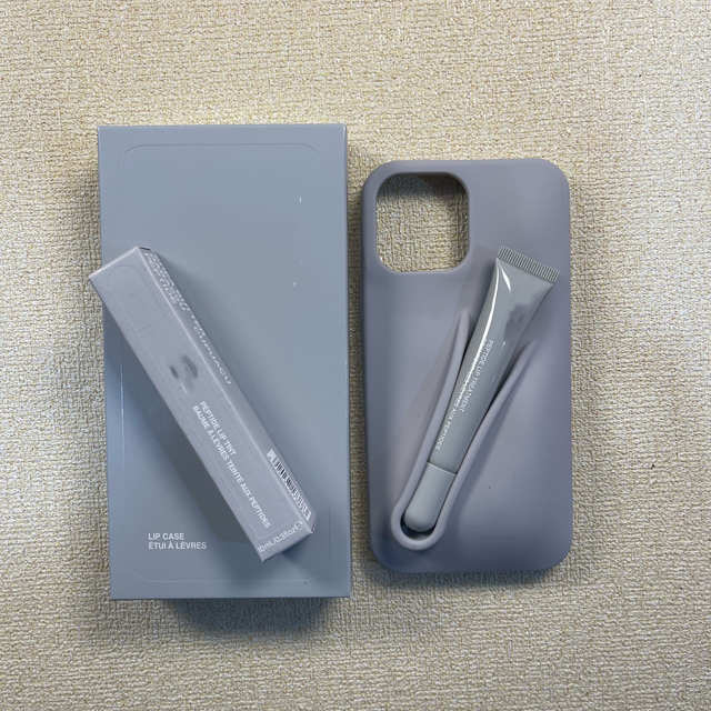 High-Grade Lip Gloss Premium Mobile Phone Case for iPhone 17 Pro Max Eye-Catching Packaging with Included Phone Grip