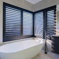 Volets de fenêtre de plantation intérieure personnalisés Nordi Persiennes modernes en alliage d'aluminium avec motif d'ouverture verticale créées en usine