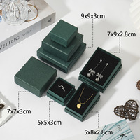 Boîtes cadeaux pour bijoux en papier texturé, disponibles en cinq tailles, avec inserts en velours noir pour bagues et colliers