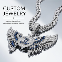 Colliers personnalisés Yogoo avec lettres en CZ bleues pour hommes, pendentif aile d'ange en acier inoxydable plaqué or, bijoux uniques, fournisseur ODM