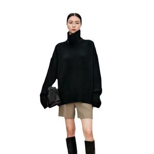 Pull en maille de cachemire noir uni à col roulé en mohair et laine pour femme - Product Image 5