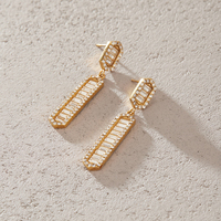 Boucles d'oreilles J&D en acier inoxydable plaqué or 18 carats, classiques, carrées, avec pendentif en strass et pompon