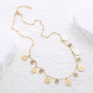 Conjunto de Collar y Pulsera de Oro para Mujer, Diseño Exclusivo, Moderno, Multicapa, con Dijes Finos Inspirados en Diamantes y Caras Sonrientes Rojas - Product Image 1